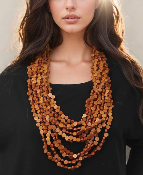 Model Wear a tan long necklace